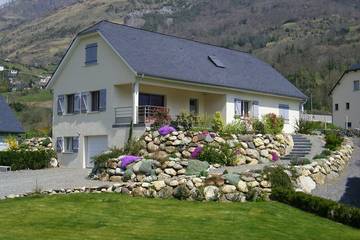 Gîte pour 10 personnes, avec terrasse et jardin à Béost