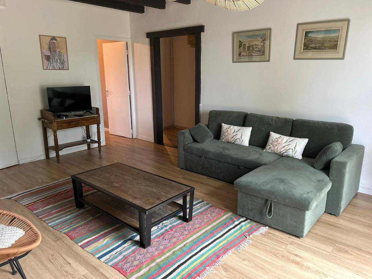 Three-Bedroom House in Le Charme, Région de Montargis