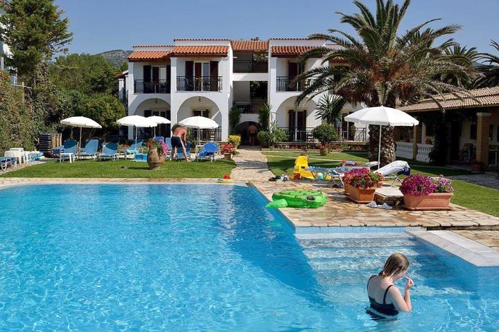 Appart’hôtel pour 2 personnes, avec Terrasse ainsi que Jardin et Piscine