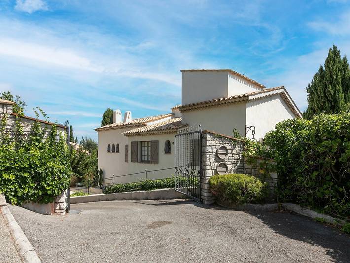 Villa pour 10 personnes, avec terrasse ainsi que jardin et piscine, animaux acceptés à Mandelieu-la-Napoule