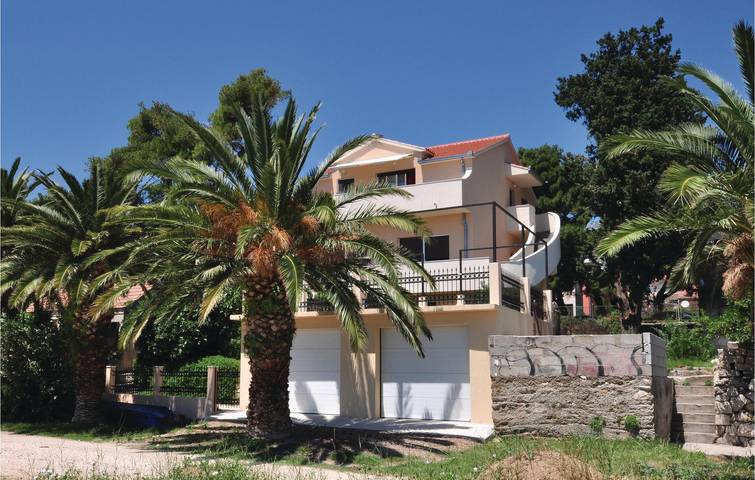 Ganze Ferienwohnung, Gemütliche 1-Zimmer-Wohnung mit Terrasse, 100 m von der Küste entfernt in Kastel Gomilica, Kaštela
