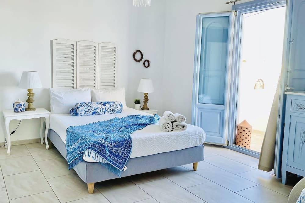 Entire apartment, Superior Villa for 2 Sea&Sunrise view few steps from the Cliffs in Firostefani, Thera