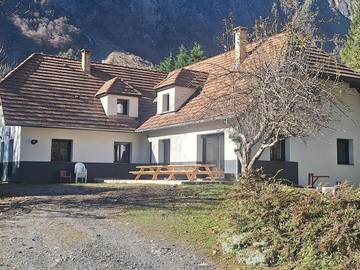 Gîte pour 16 personnes, avec vue et jardin à Chantelouve
