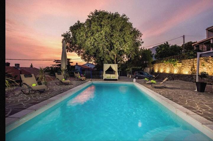 Ferienhaus für 6 Personen, mit Balkon und Whirlpool sowie Garten