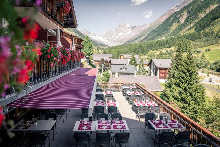 Hotel für 2 Personen, mit Balkon und Terrasse sowie Sauna und Ausblick in Blatten
