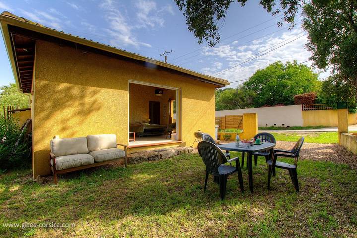 Gîte pour 2 personnes, avec Terrasse et Piscine à Appietto - 2
