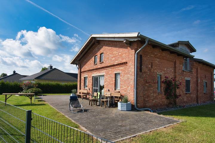 Ferienhaus für 6 Personen, mit Garten und Sauna sowie Ausblick in Sundhagen