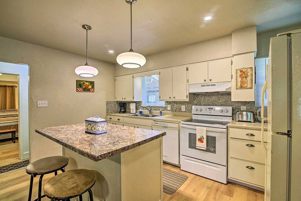 Neu! Utopia Family Home, 2 Blocks zum Utopia Park! in Uvalde County