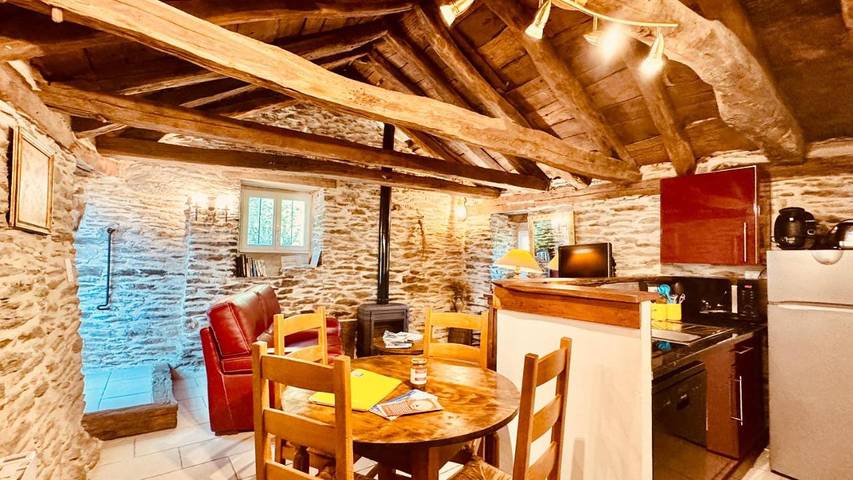 Location de vacances pour 4 personnes, avec Terrasse ainsi que Jardin et Vue à Aujac
