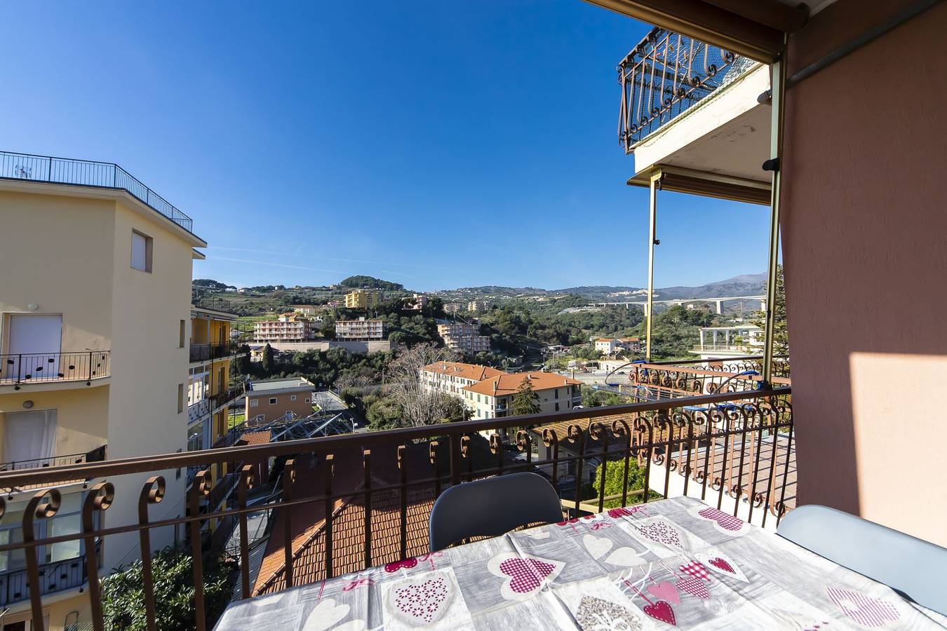 Ganze Ferienwohnung, Casa Lisara - Appartamento con aria condizionata e balcone in San Lorenzo al Mare, Riviera di Ponente