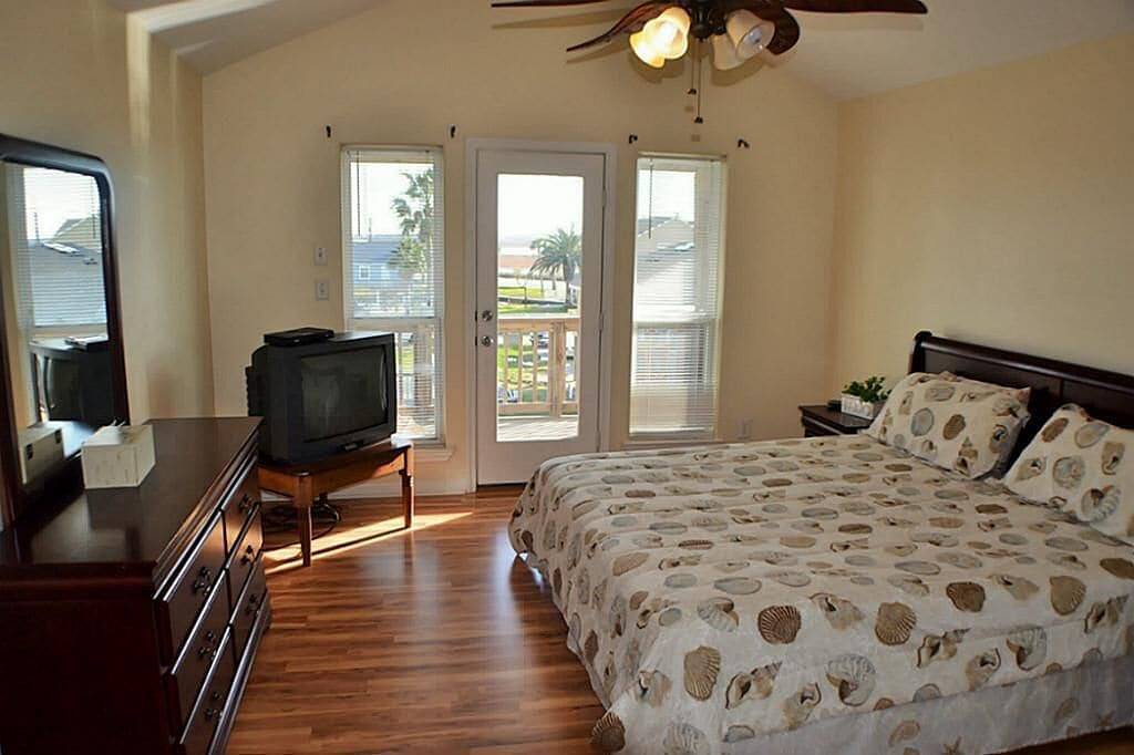 Vacation House for 8 Guests in Jamaica Beach, Texas Gulf Coast