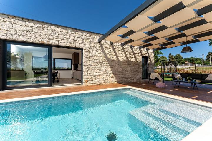 Ferienhaus für 8 Personen, mit Balkon und Sauna sowie Garten und Pool, kinderfreundlich