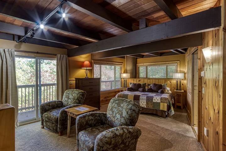 Chalet for 4 people, with hot tub and balcony as well as pool in Gatlinburg