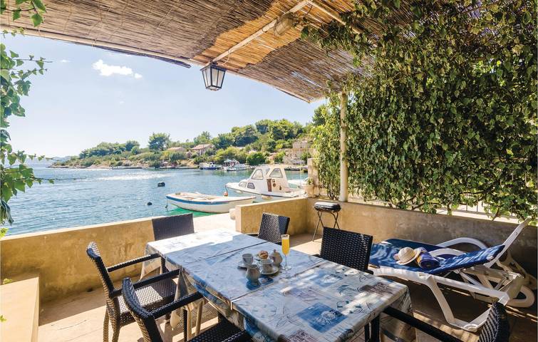 Entire holiday apartment, Cozy Apartment with Terrace, WiFi & Parking, 100m to Coastline in Slano, Dubrovnik-Neretva