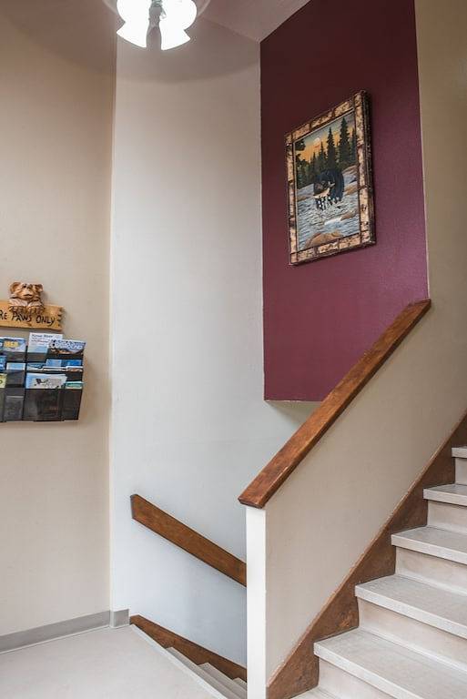 Ganze Wohnung, 2 Schlafzimmer, 1 Bad ruhige Lodge in der Nähe der Stadt mit Waldblick! in Kenai Peninsula