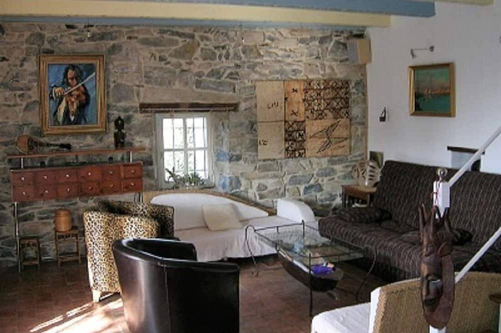 Maison de charme individuelle avec terrasse dans un  Mas avec piscine et jardin in Vesseaux, Parc naturel régional des Monts d'Ardèche