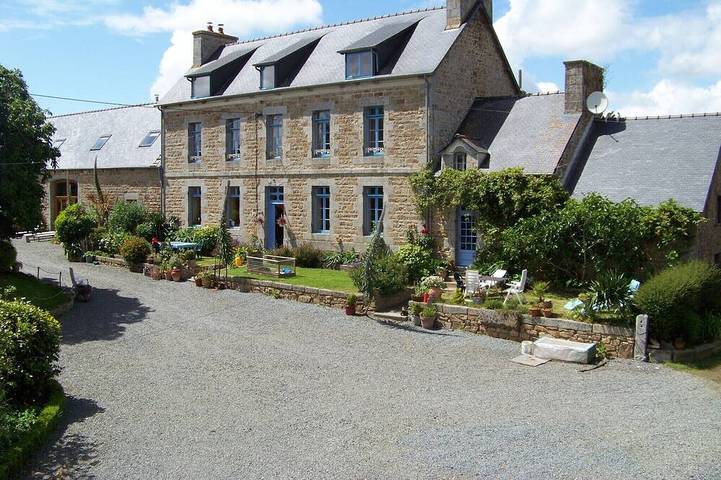 Location de vacances pour 8 personnes, avec jardin et terrasse ainsi que sauna et piscine à Prat