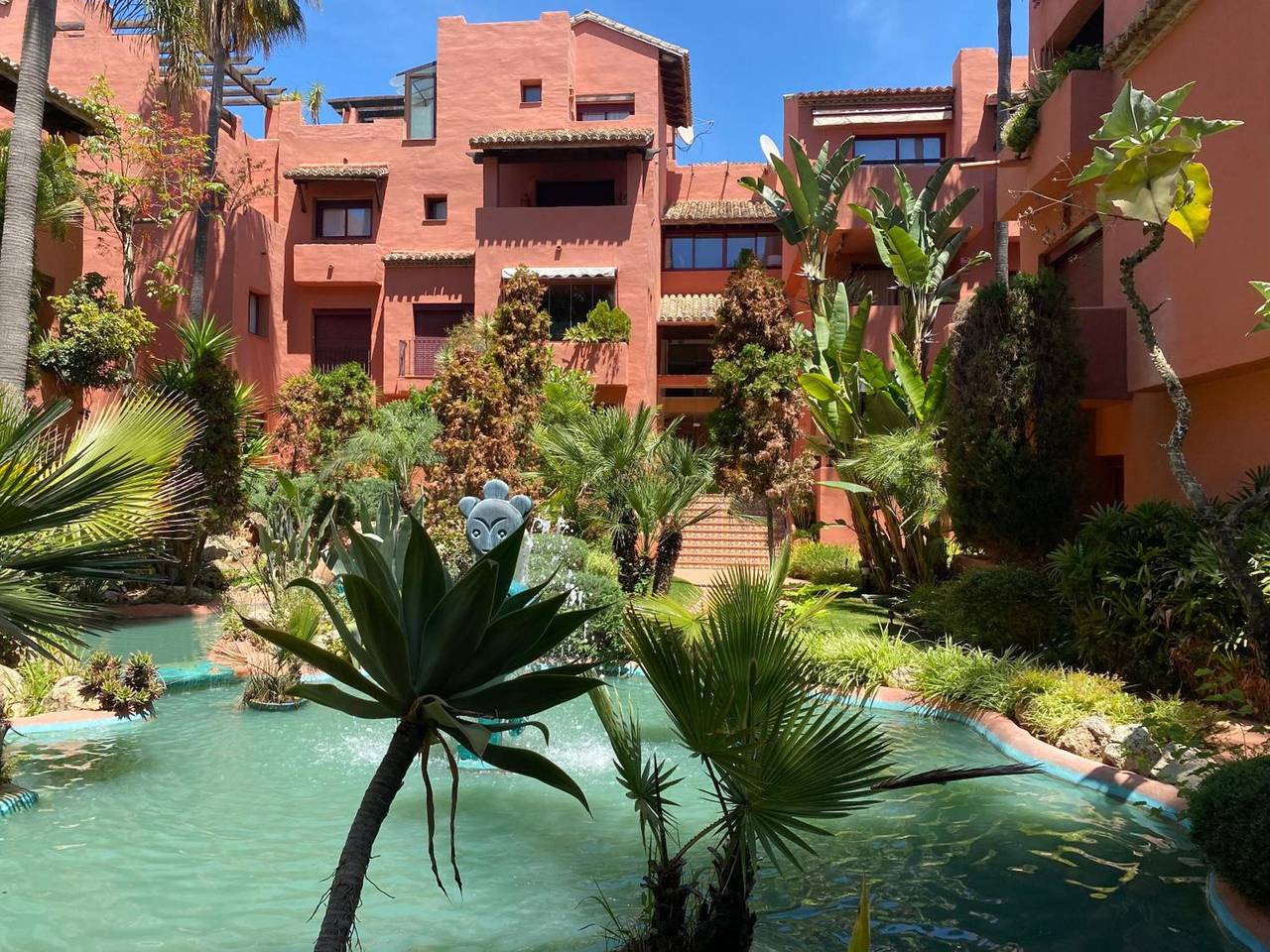 Apartamento inteiro, Apartamento 'Don Carlos Marbella Beach' com Piscina Partilhada, Wi-Fi e Ar Condicionado in Marbella Oriental, Marbella