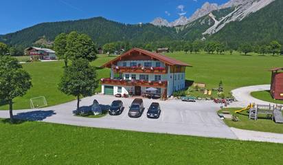 Pension pour 4 personnes, avec sauna et balcon ainsi que jacuzzi et jardin, adapté aux familles à Ramsau am Dachstein