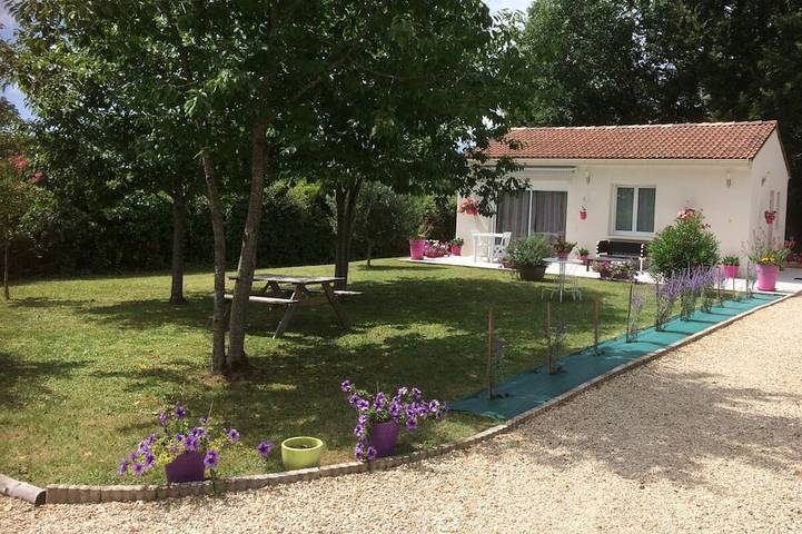 Location de vacances pour 2 personnes, avec Jacuzzi ainsi que Terrasse et Jardin dans Neulles