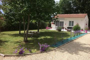 Gîte pour 2 personnes, avec jacuzzi ainsi que jardin et terrasse à Jonzac