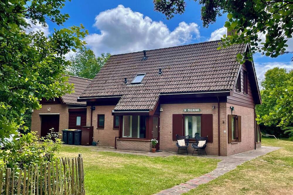 Cosy family house with large garden, 2 bathrooms and location close to the beach in Renesse Strand, Renesse