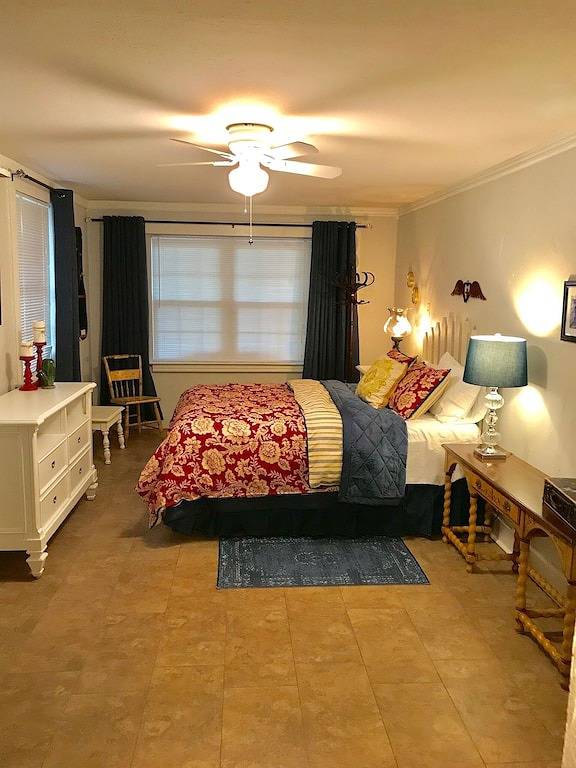 Bunk House on Elm in der historischen Altstadt von Arlington in Arlington, Tarrant County