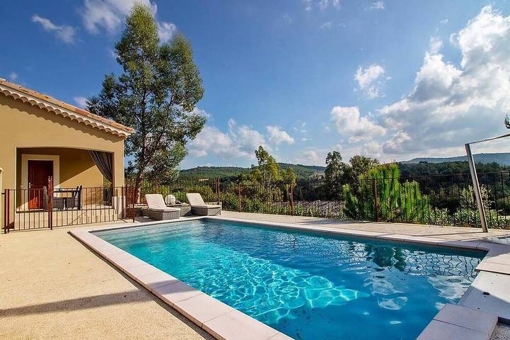 Location de vacances pour 5 personnes, avec terrasse et piscine ainsi que sauna et jardin à Saint-Maurice-d'Ardèche