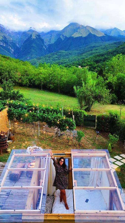 Camping per 2 persone, con giardino e panorama nonché piscina, con animali domestici in Abruzzo