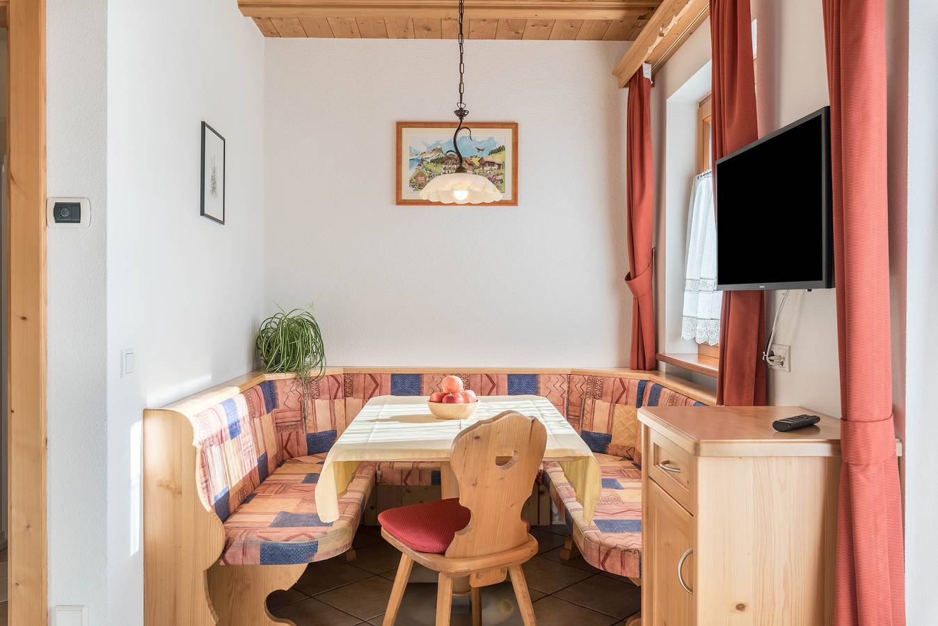 Ganze Wohnung, Ferienwohnung Ciasa Raut App Tamà mit Bergblick, Balkon und Wlan in Wengen (Italien), Dolomiti Superski