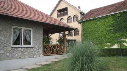 Gîte pour 4 personnes, avec piscine ainsi que vue et jardin, adapté aux familles à Despotovac