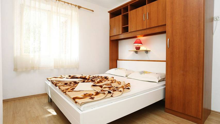 Ferienwohnung für 2 Personen, mit Terrasse und Ausblick in Trpanj