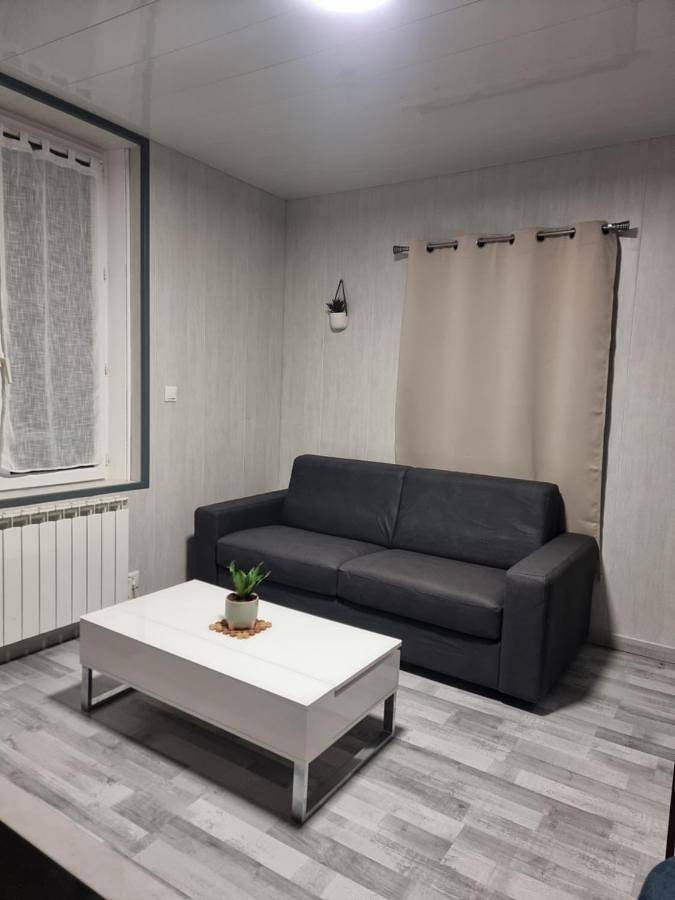Appartement entier, Studio Quai 1 Voie A parking gratuit in Bétheniville, Marne