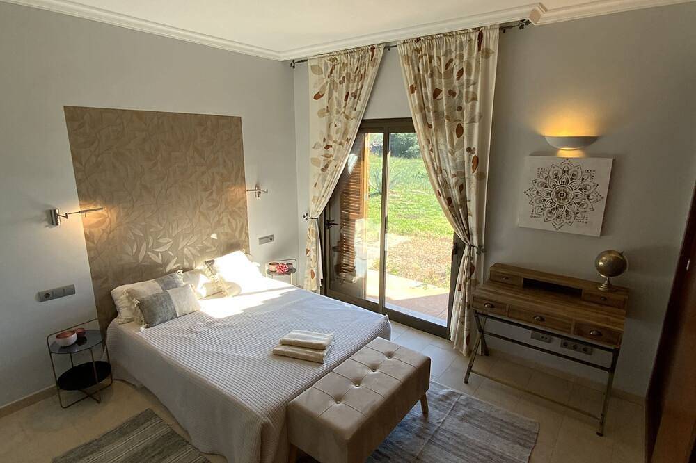 Finca Las Tortugas, stylish, fantastic views, large heated pool in Santa Margalida, North Majorca