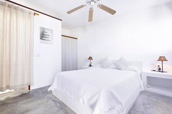 Location de vacances pour 9 personnes, avec piscine ainsi que vue et jardin à Cala Tarida - 4