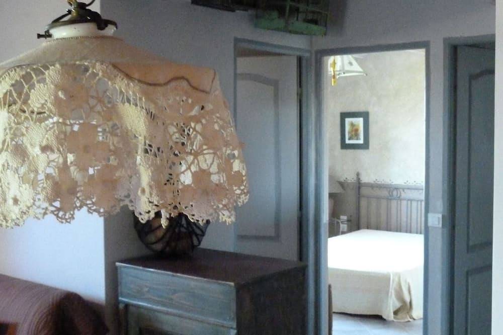 Spacious Cottage in Oppede with Swimming Pool in Oppède, Parc naturel régional du Luberon