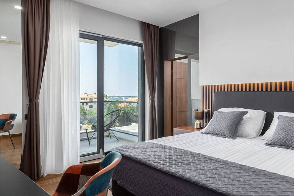 Villa Bellatrix in Fažana with beach front and sea view in Fazana, Südküste Istrien