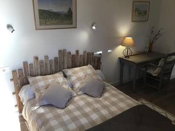 Location de vacances pour 2 personnes, avec terrasse et piscine ainsi que vue et jardin à Lauris