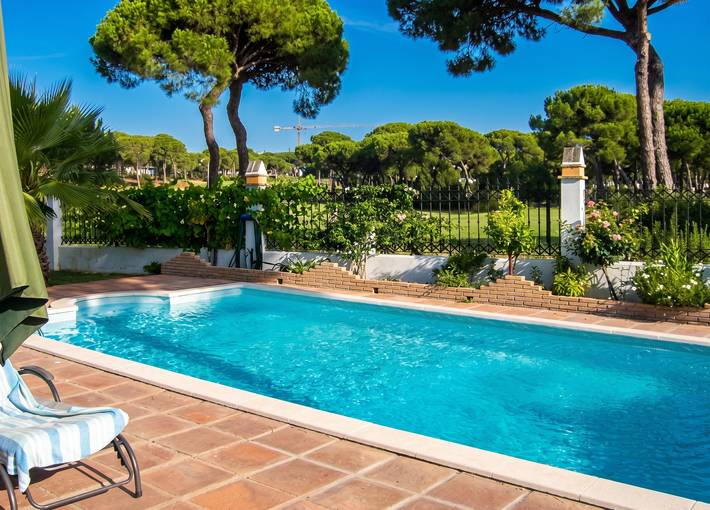 Elegante Villa in Nuevo Portil mit Gemeinschaftspool in El Portil, Cartaya