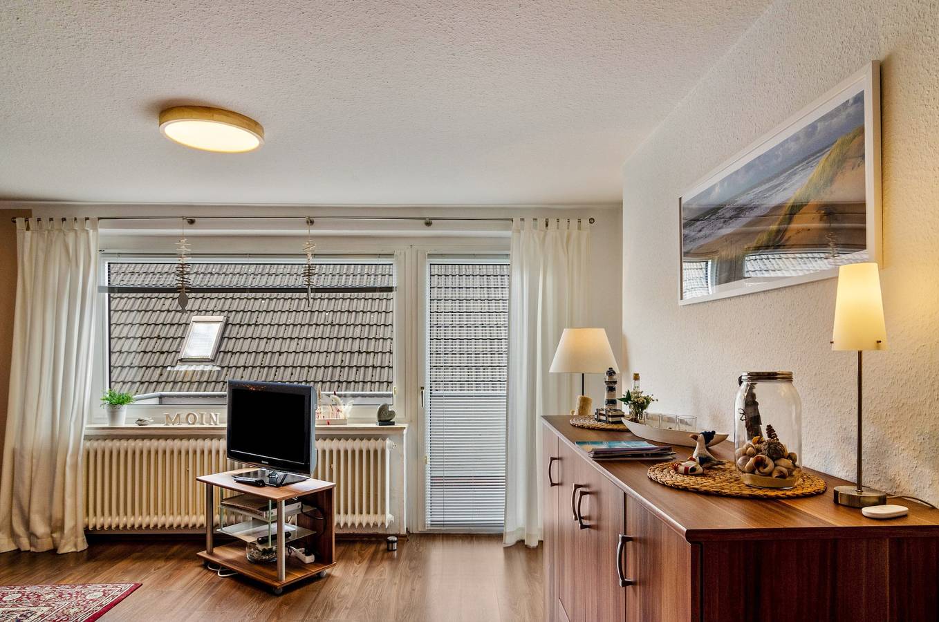 Ganze Wohnung, Ferienwohnung Hausrosengarten mit Balkon und Wlan in Hage, Norden und Umgebung