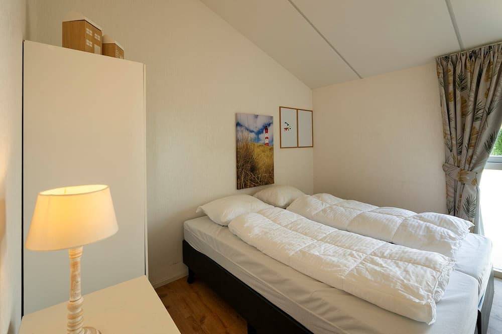 Beachpark 57 holiday chalet with privacy close to sea and beach in Renesse Beach, Renesse