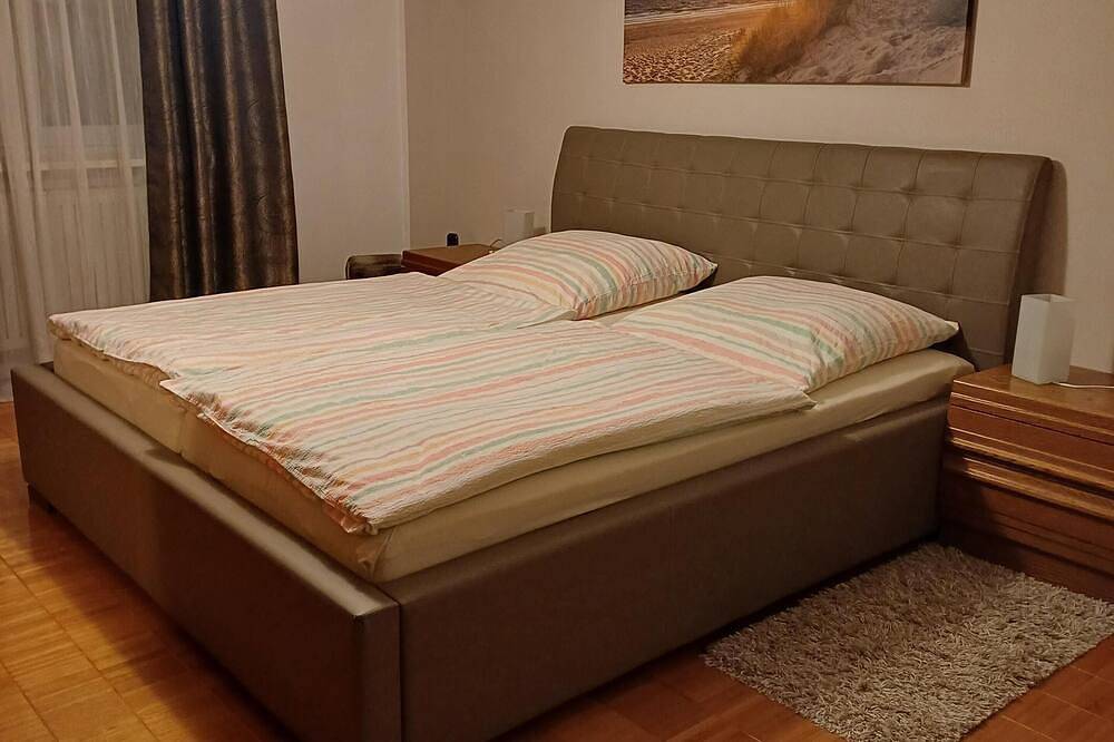 Ganze Wohnung, Ferienwohnung bis 3 Personen, 1. sep. Schlafzimmer, Südbalkon mit Bergblick in Schnaitsee, Landkreis Traunstein