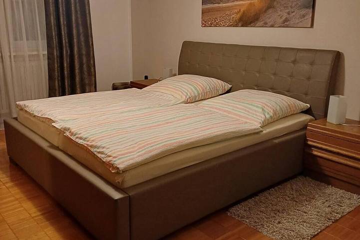 Ganze Wohnung, Ferienwohnung bis 3 Personen, 1. sep. Schlafzimmer, Südbalkon mit Bergblick in Schnaitsee, Landkreis Traunstein