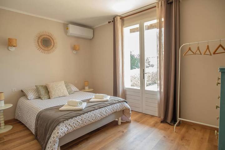 Entire apartment, Appart Limonella - Appart avec terrasse et clim in Fontvieille, Arles region