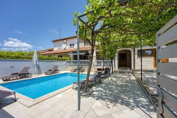 Ferienhaus für 9 Personen, mit Pool und Garten sowie Balkon in Pula