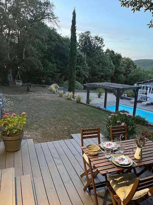 Gîte pour 2 personnes, avec vue ainsi que jardin et piscine, animaux acceptés à Labastide-de-Virac