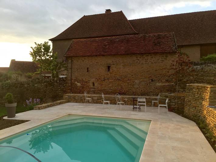 Gîte pour 8 personnes, avec jardin ainsi que terrasse et piscine à Changy