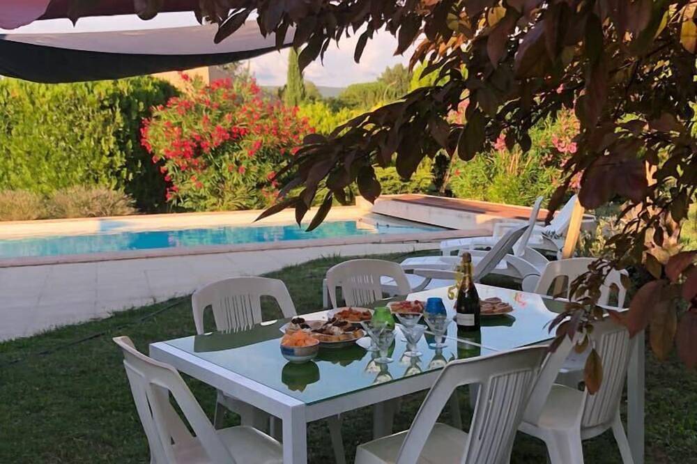Big house with pool house, large garden in a marvelous vacation city in L'Isle-sur-la-Sorgue, Vaucluse