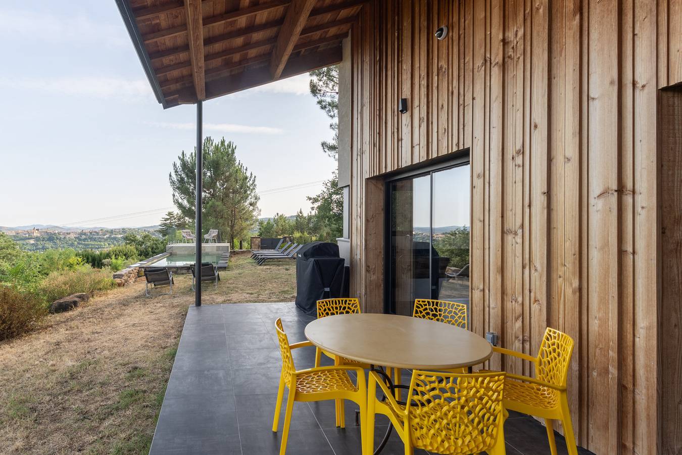 Villa 'Maison Contemporaine Céleste' met Uitzicht op de Bergen, Privézwembad en Wifi in Ucel, Parc naturel régional des Monts d'Ardèche