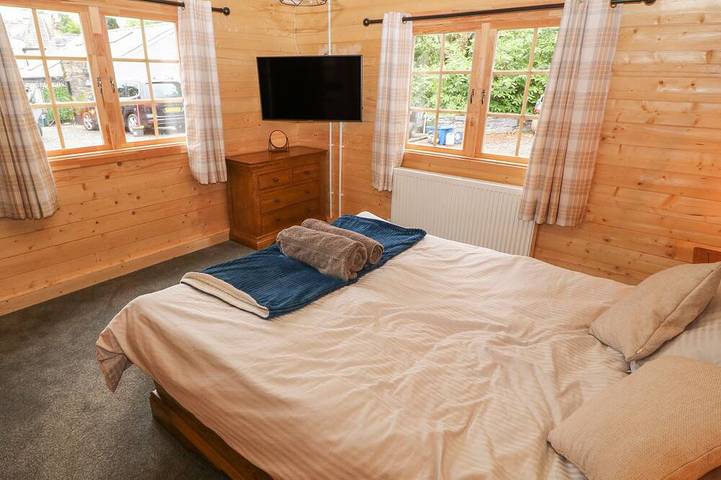 Bryn Derwen Lodge, pet friendly, luxury holiday cottage in Bethesda in Snowdonia